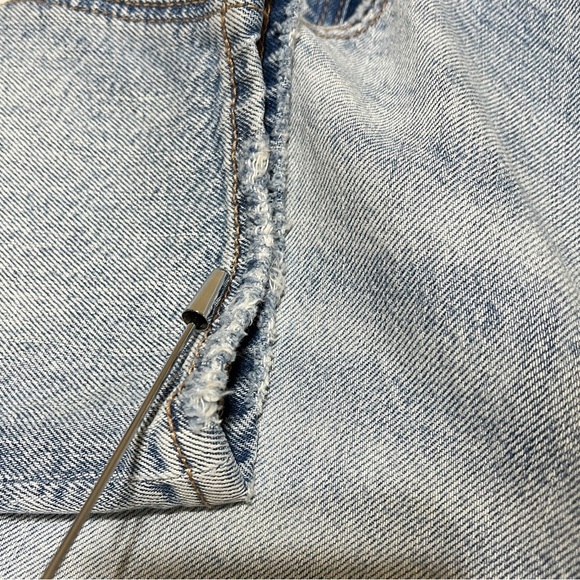 American Eagle Women's Jeans Distressed Relaxed Mom Light Wash Size 2 - Picture 9 of 16